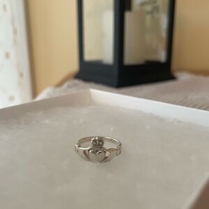Chic Silver Claddagh Ring